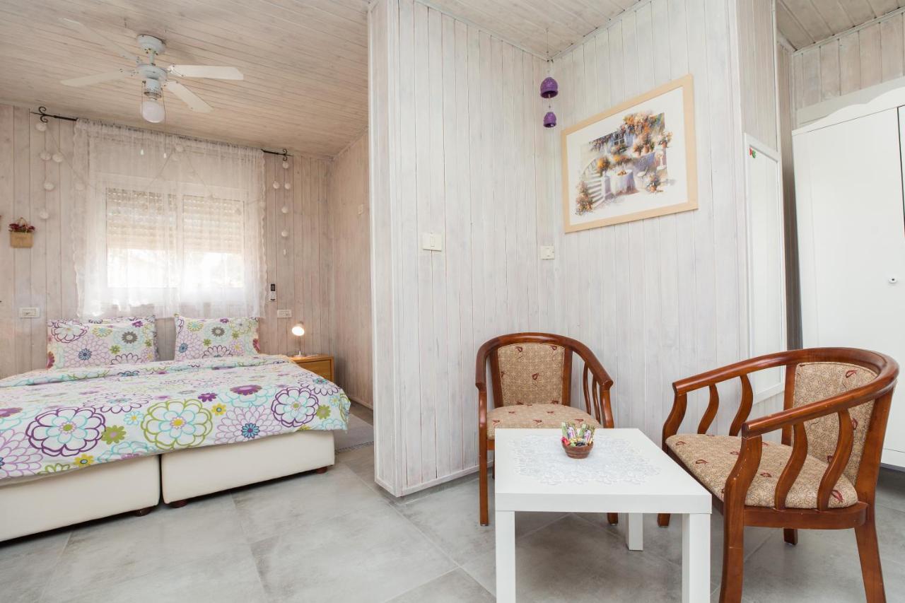 Leyad Hashmura Lodging Yesud HaMa'ala Kültér fotó