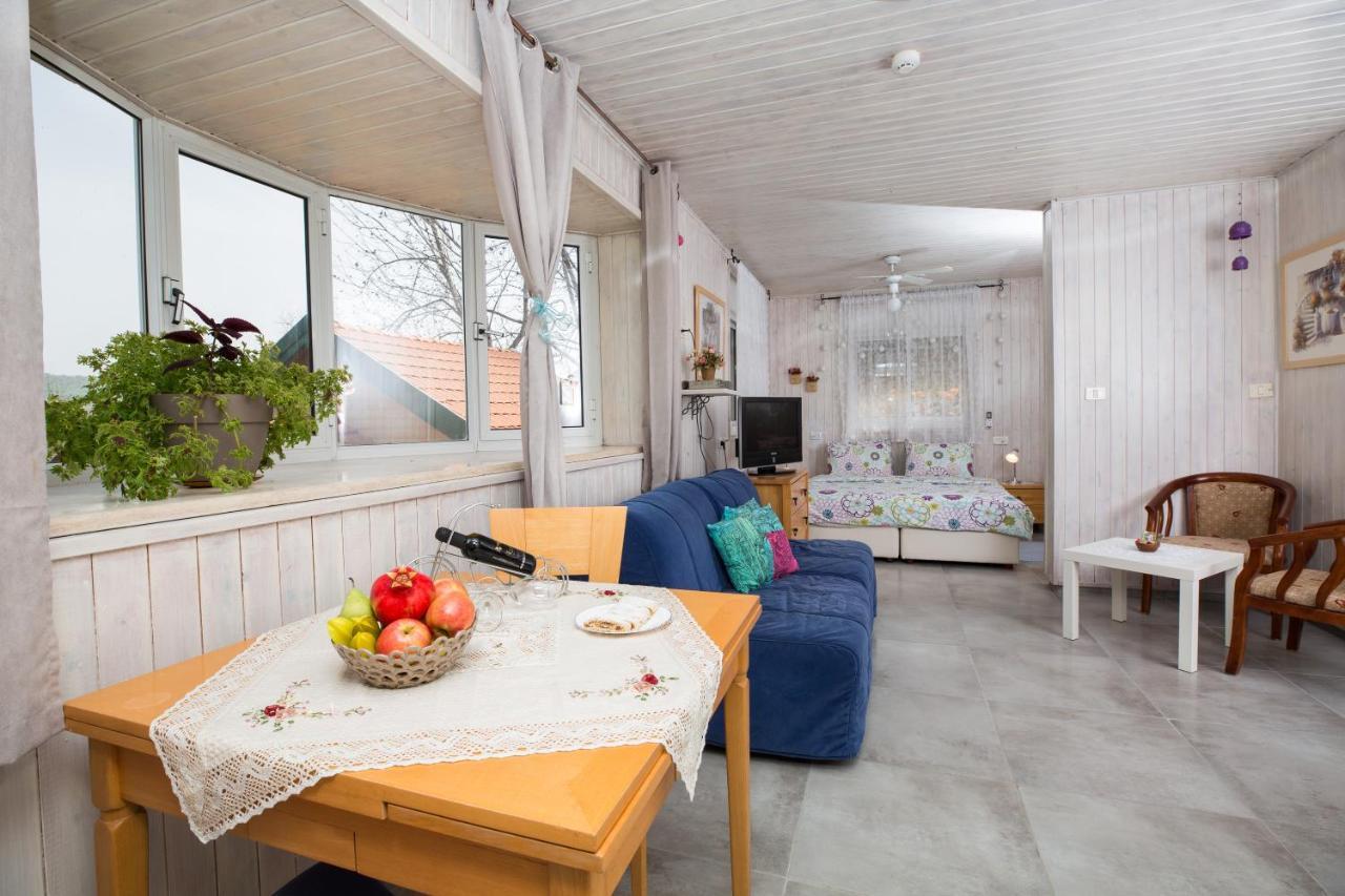 Leyad Hashmura Lodging Yesud HaMa'ala Kültér fotó