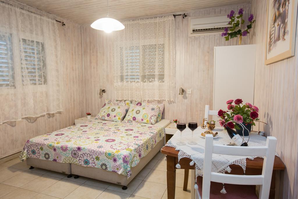 Leyad Hashmura Lodging Yesud HaMa'ala Kültér fotó