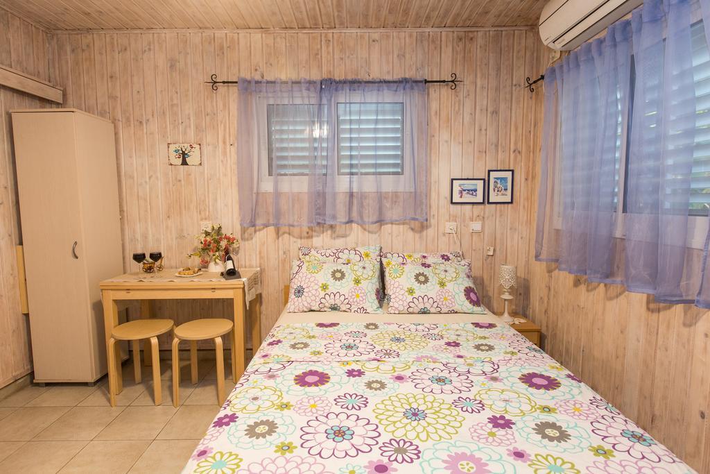 Leyad Hashmura Lodging Yesud HaMa'ala Kültér fotó